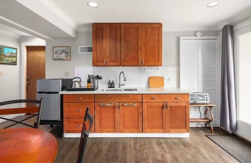 Ravenna Apartment | Mountain Themed Suite - Free Parking - Fast WIFI