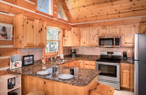 Rocky Grove Cabin | Mountain top luxury cabin! 7 min to National Park! Hot Tub & Wood Fireplace!