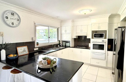 Glass House Mountains Apartment | Mountain Views, Spa Bath, Pet Friendly, Near Zoo!