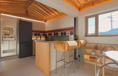 Samcheong-dong House | Mountain View 3 Bedroom Traditional Hanok with Bathtub in Bukchon