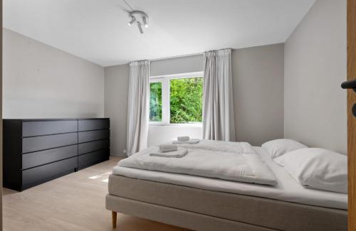 Laksevag Apartment | Mountain View & Balcony - Newly Renovated Apartment