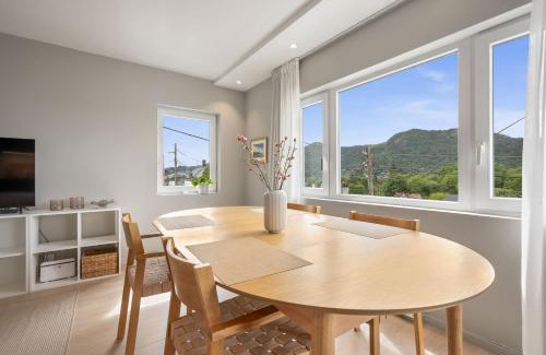 Laksevag Apartment | Mountain View & Balcony - Newly Renovated Apartment