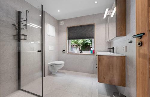 Laksevag Apartment | Mountain View & Balcony - Newly Renovated Apartment