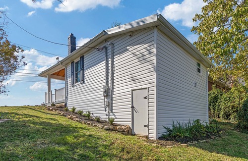 Riverton House | Mountain View Bungalow in Front Royal