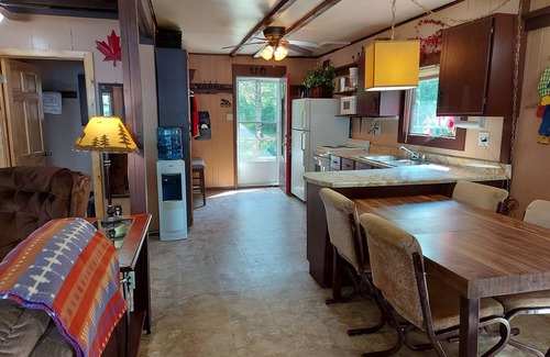 L'Isle-aux-Allumettes Ski Chalet | Mountain View Family Chalet & Beach n