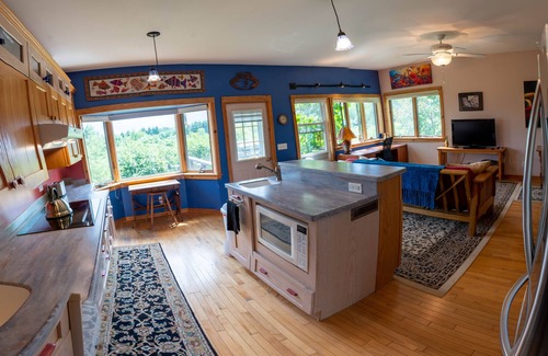 Ithaca House | Mountain View, jacuzzi, bright spacious Ecovillage