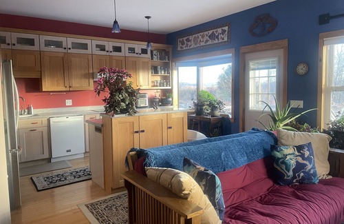 Ithaca House | Mountain View, jacuzzi, bright spacious Ecovillage