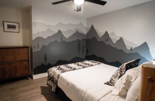 Tetonia Cabin | Mountain View Mural Double suite