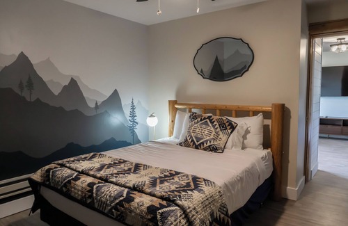 Tetonia Cabin | Mountain View Mural Double suite