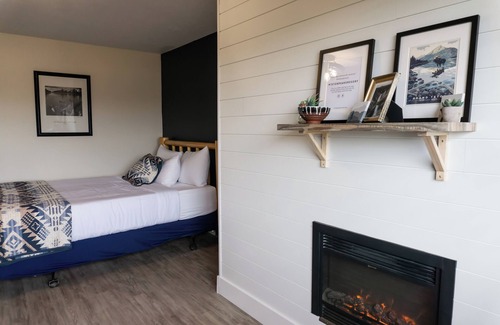 Tetonia Cabin | Mountain View Mural Double suite