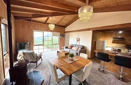 The Basin House | Mountain View Spa Cottage