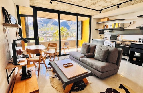 Bo'Kaap Apartment | Mountain Views from Studio in the Heart of Bo-Kaap