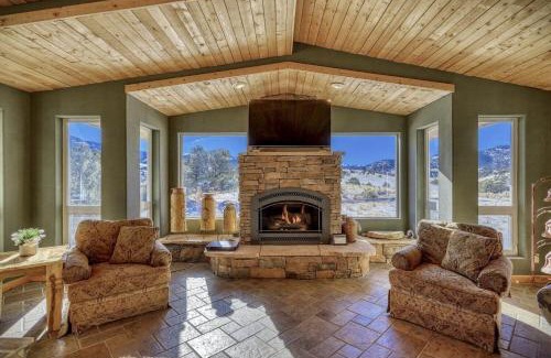Del Norte House | Mountain Views Retreat