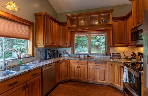 Sugar Grove Cabin | Mountaineer Manor- views, hot tub, 3 acres fenced in yard, pool table