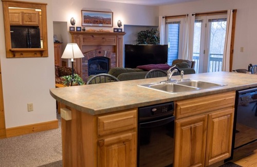 North Troy Condo | Mountains, golf, hikes, tram and waterpark!