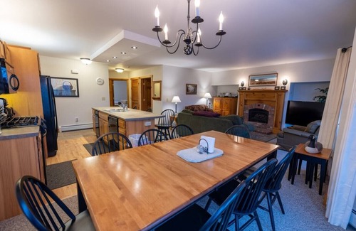 North Troy Condo | Mountains, golf, hikes, tram and waterpark!