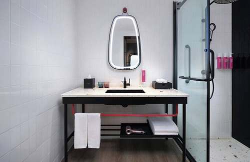 Jiangbei District Hotel | Moxy Ningbo Old Bund