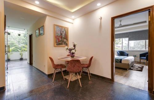 New Friends Colony Bed & Breakfast | MOYDOM Private Ensuite with Shared Balcony & Kitchen