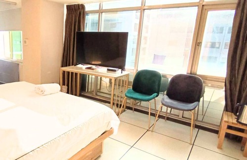 Zhongshan Apartment | 【MRT Premium Room with French Window】Monthly stay