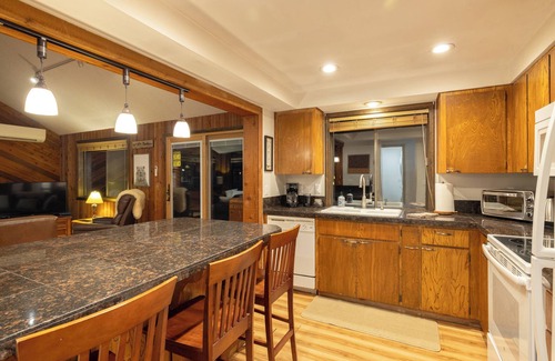 Welches House | MTN Cabin-Hot Tub-Fire Pit-Games-Sleeps 10!