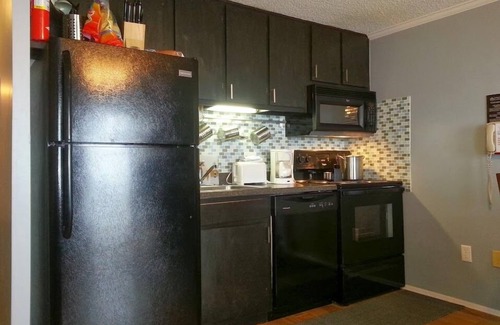 Snowshoe Condo | Mtn Lodge - 1st Floor - Mtn Views - Pvt Parking!