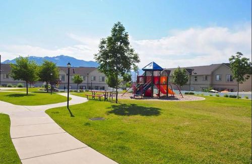 South Jordan House | Mtn View Townhome, Pool, BBQ, 17 Mi to Snowbird