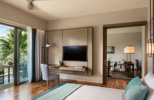 Plaine Magnien Hotel | Ultimate Getaway! Luxurious Suite with Garden View! Pool, Spa, Beachfront!