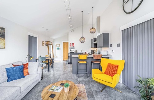 Frampton Ski Chalet | Muntjak Lakeside Lodge