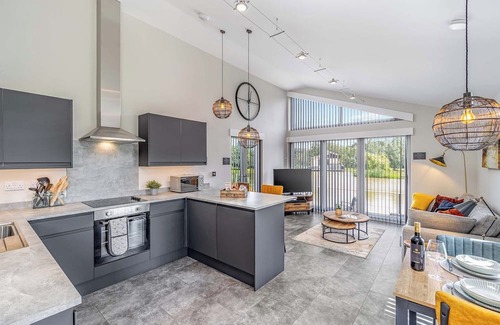 Frampton Ski Chalet | Muntjak Lakeside Lodge