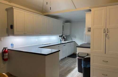 Honey Harbour Cottage | Muskoka Honey Harbour Getaway with Hot Tub!