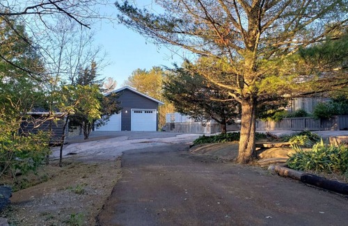 Honey Harbour Cottage | Muskoka Honey Harbour Getaway with Hot Tub!