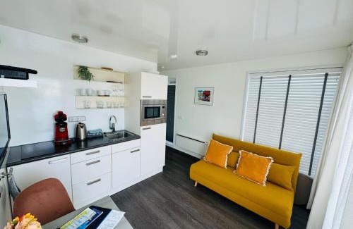 Heugum House | ' Mustique' Cozy & Romantic Houseboat in Maastricht