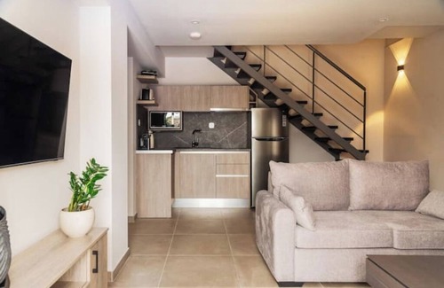 Petriti House | Mylos II : A Stylish Stay for Your Crew