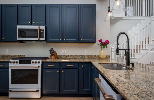 Union Pier House | Mysa Retreat: Pool, Theatre, Fire Pit & More - 6+ Bedroom for 16 Guests!