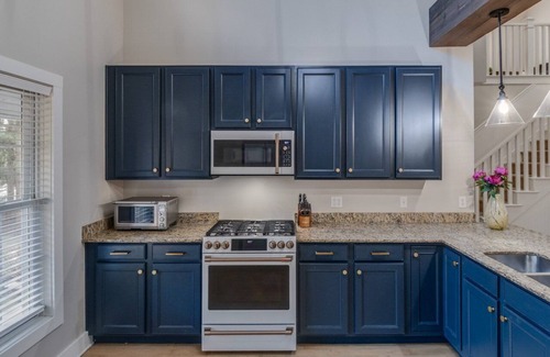 Union Pier House | Mysa Retreat: Pool, Theatre, Fire Pit & More - 6+ Bedroom for 16 Guests!