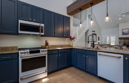 Union Pier House | Mysa Retreat: Pool, Theatre, Fire Pit & More - 6+ Bedroom for 16 Guests!