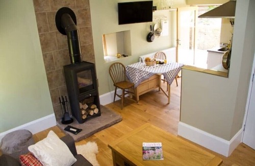 Usk Cottage | n3-4 bed Barn, open living space , pet friendly, rural, with easy access from M4