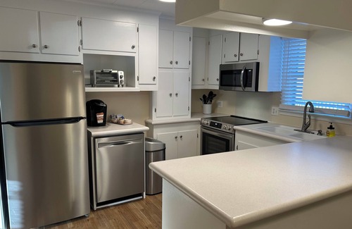 Belhaven Cottage | Nana’s Charming 4-bedroom cottage in serene Belhaven close to all amenities.