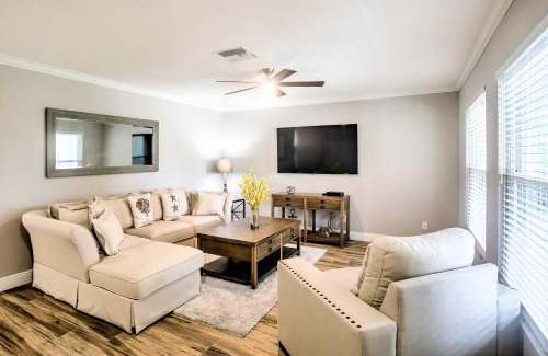 Naples Park House | Naples Home with Lanai and Pool Near Vanderbilt Beach!