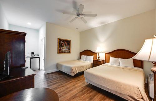 Naples Apartment | Naples Studio with Community Pool and Tennis Courts!