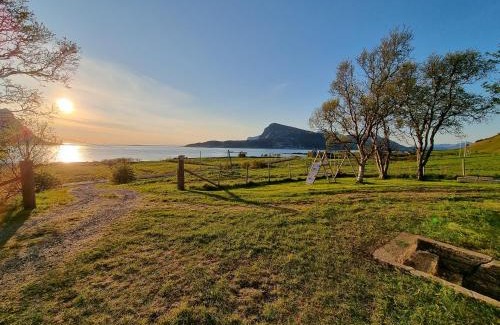 Vestvagøy House | Nappstraumen Seaview holiday home