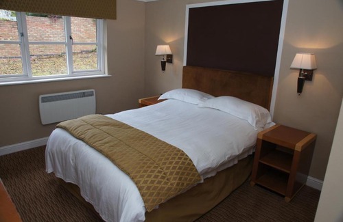 Loddington Hotel | Narrowboat at Weedon