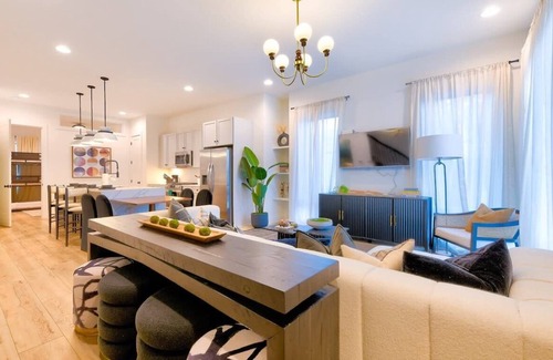 Katie Hill Neighborhood House | Nash Luxe Party! 13 Beds - Priv Hot Tub/Game Room!