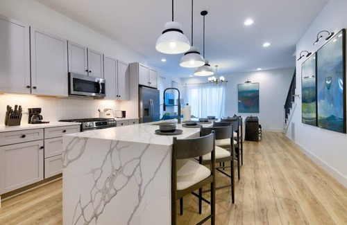 Katie Hill Neighborhood House | Nash Luxe Party! 13 Beds - Priv Hot Tub/Game Room!