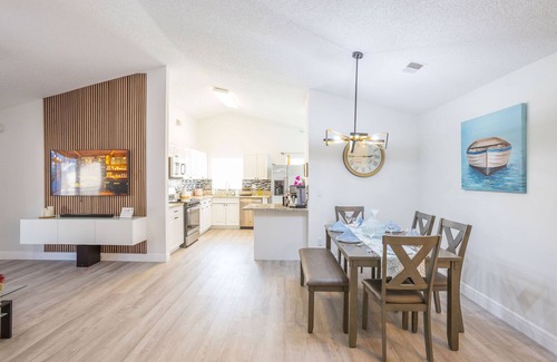 Seffner Community Alliance House | Nature Getaway with lake view and a game room!