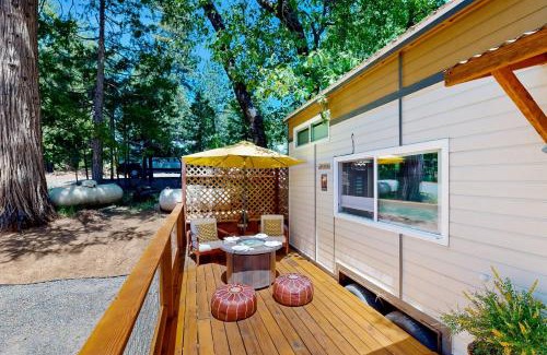 Phoenix Lake-Cedar Ridge Hotel | Nature's Nook Mountain Retreat