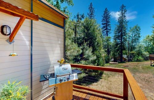 Phoenix Lake-Cedar Ridge Hotel | Nature's Nook Mountain Retreat