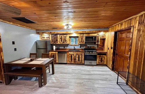 Cabins Cabin | nCozy 2-bedroom, river access, near Smoke Hole, Seneca Rocks & Dolly Sods