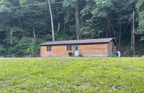 Cabins Cabin | nCozy 2-bedroom, river access, near Smoke Hole, Seneca Rocks & Dolly Sods