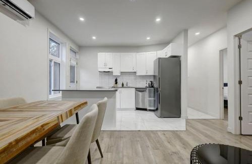 Cote-Des-Neiges—Notre-Dame-De-Grace Apartment | NDG Loft A Contemporary Urban Retreat
